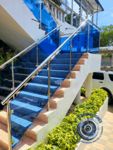 Baranda de acero inoxidable y cristal azul uno de nuestros proyectos echos