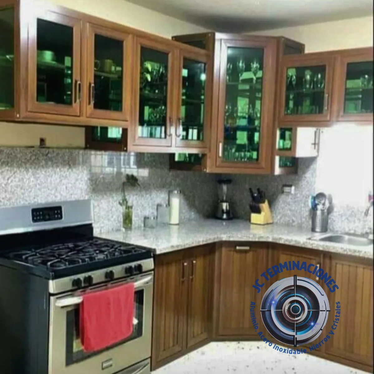 Cocina color caoba en aluminio y vidrios