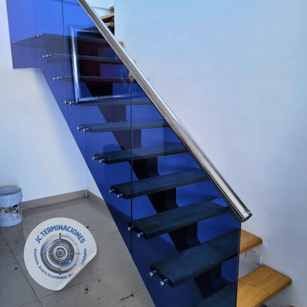 Baranda, escalera en acero inoxidable y cristal azul jc terminaciones
