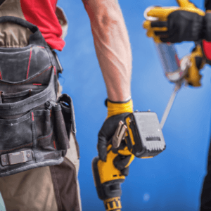 Hombre trabajando con taladro