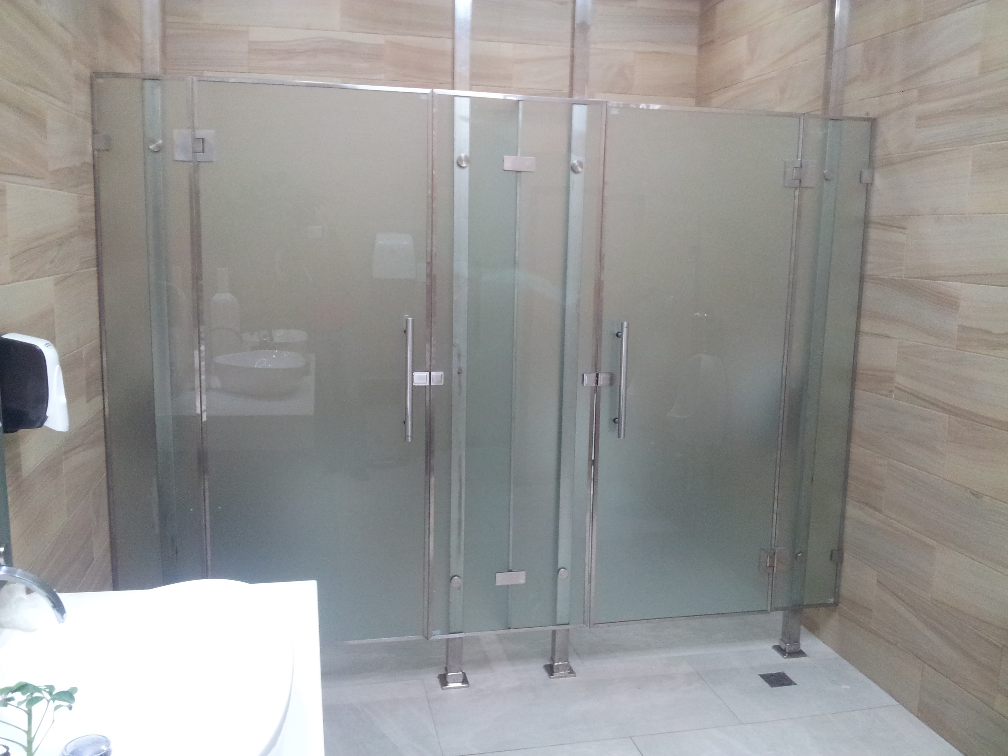 Mampara de vidrio templado instalada en baño por JC Terminaciones