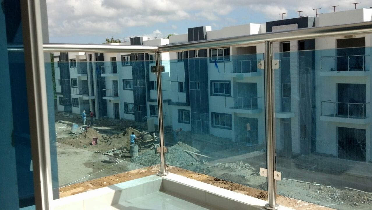 Vista panorámica de edificio con barandas de vidrio en instalación
