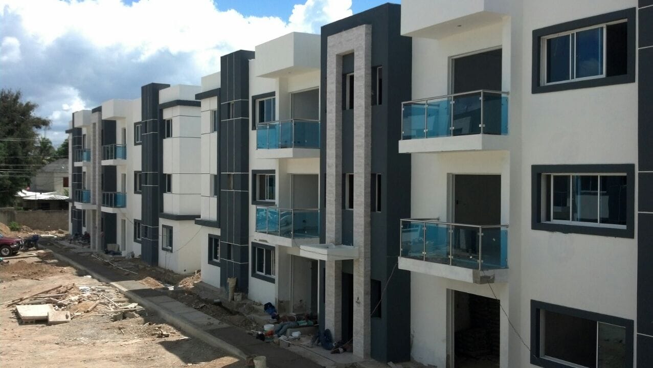 Fachada de edificio con barandas de vidrio y acero inoxidable terminadas